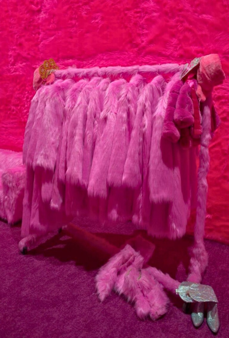 pink room neonika